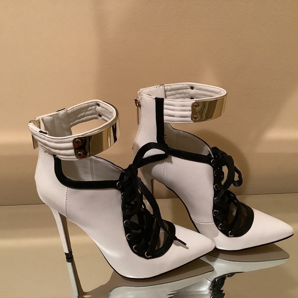 Shoe dazzle Yana black and white lace up shoe booties, size 7 - Picture 2 of 5